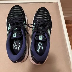 Navy Barely worn size 6 Brooks women Ghost 14. Excellent shape
